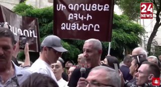 В Ереване оппозиционер Акопкохян начал голодовку у здания ЦИК