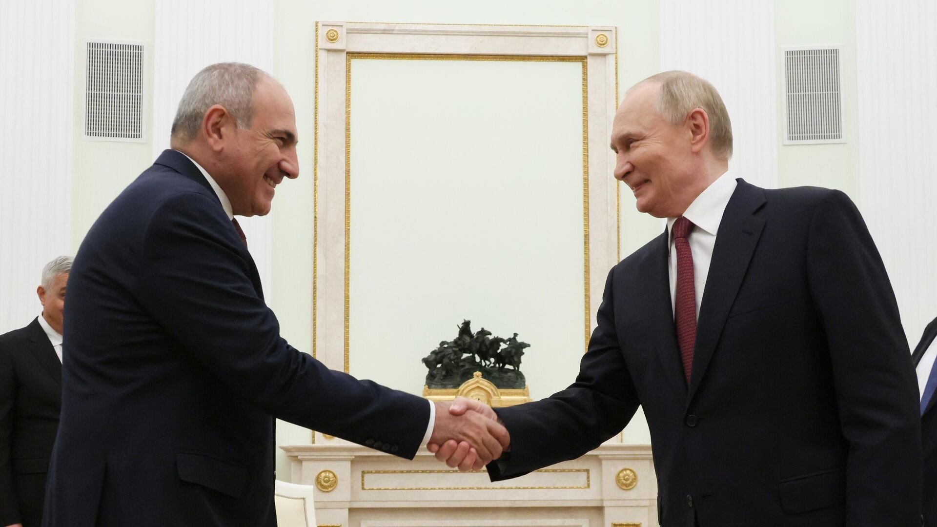 Пашинян поздравил Путина: связи Армении и РФ будут укрепляться