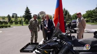 Германия передала Армении 16 снегоходов для ВС в преддверии выборов