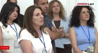 Премьер-министр Армении Никол Пашинян на фоне флагов Армении и России