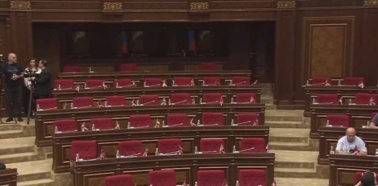 Оппозиция бойкотирует последнюю сессию парламента Армении — заседание идёт без них