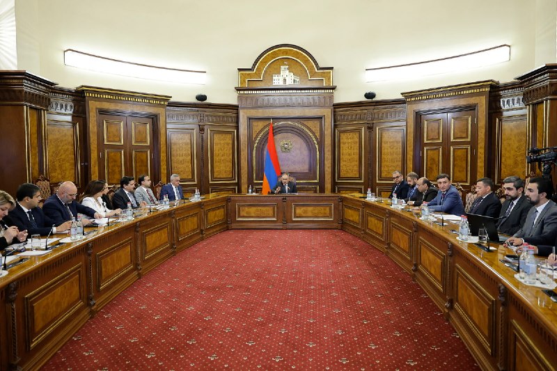 Пашинян обсудил план инвестиций в Ереван и Гюмри в рамках предвыборной программы