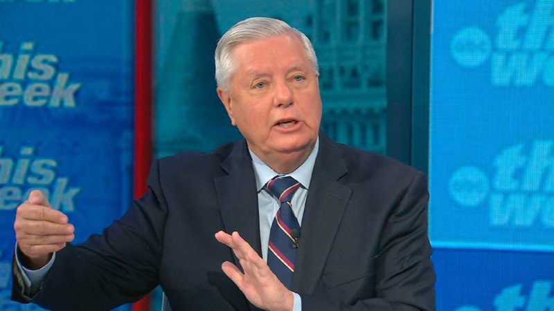 Сенатор Грэм предложил законопроект о пошлинах против покупателей российской нефти