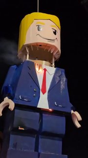 В Мешхеде на похоронах Хаменеи сожгли чучело Трампа в стиле LEGO
