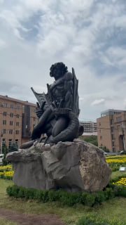 Пашинян открыл памятник Ваагну-Драконоборцу у мэрии Еревана