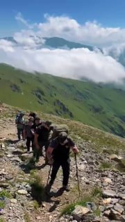 Никол Пашинян поднялся на вершину горы Хуступ: опубликовано видео