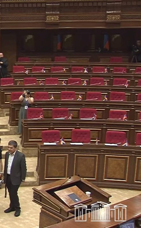 Армянская оппозиция бойкотирует парламентскую сессию с правительством, оставив флаги Арцаха