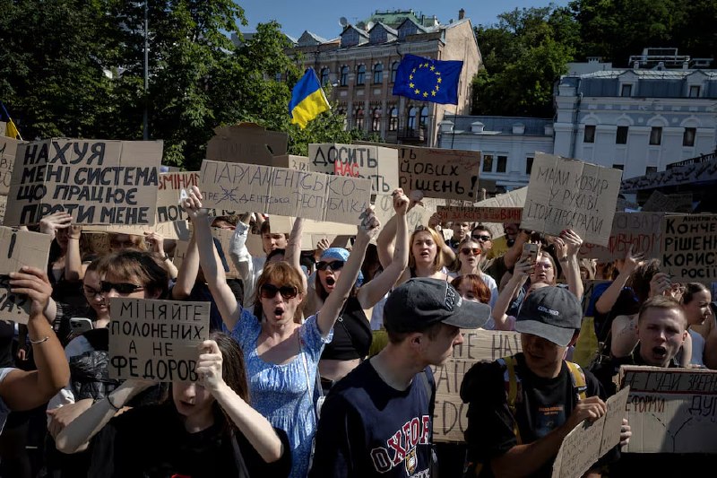 Протестующие у офиса президента в Киеве с требованием вернуть министра обороны Федорова