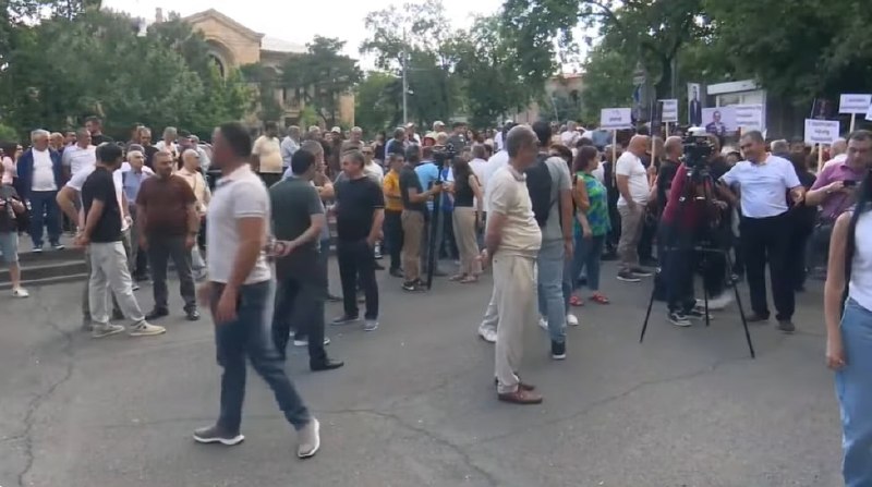 Митинг оппозиции перед Конституционным судом Армении собрал лишь несколько сотен человек